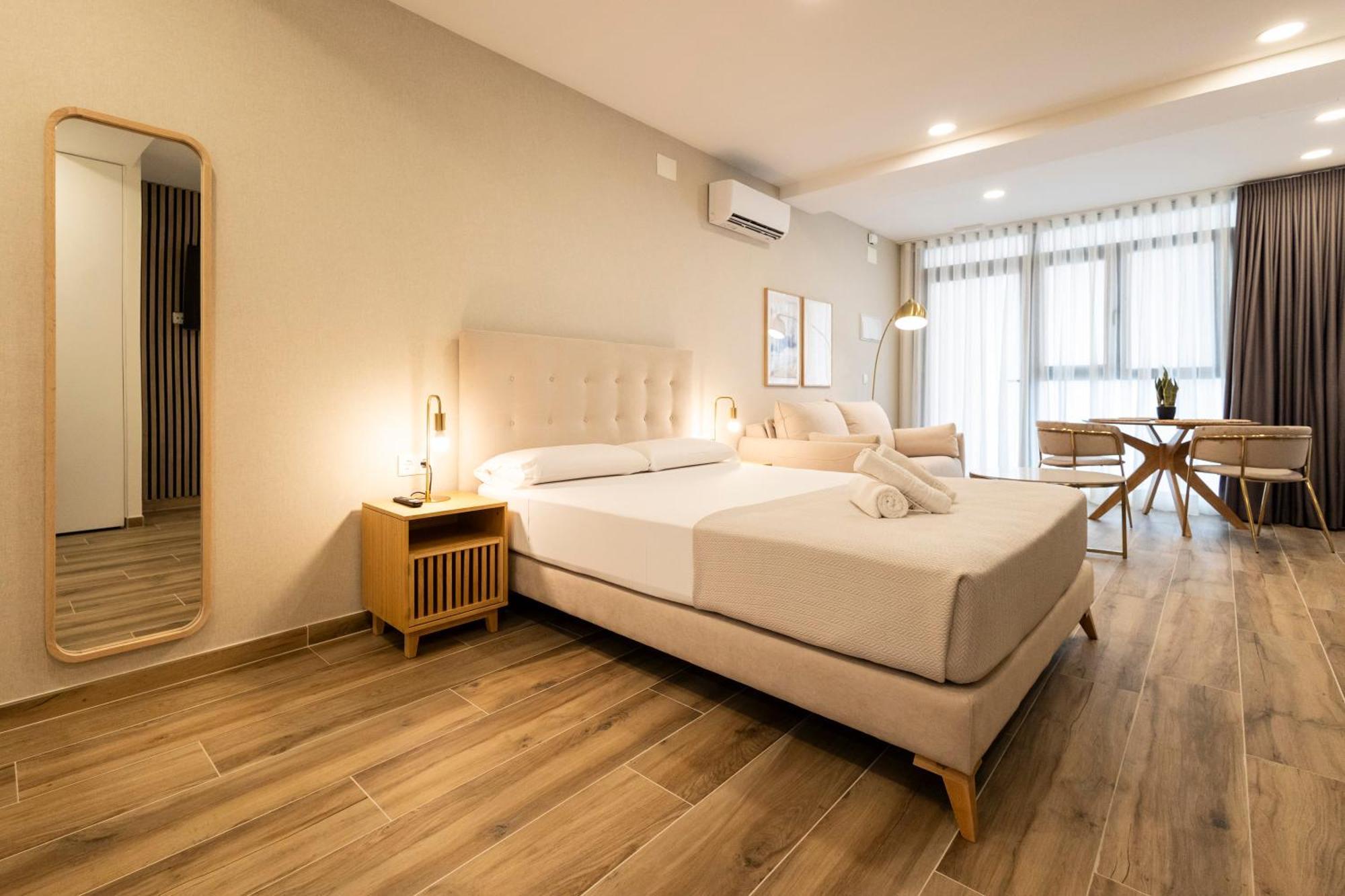 Cortes Suites By Concept Flats Валенсия Екстериор снимка